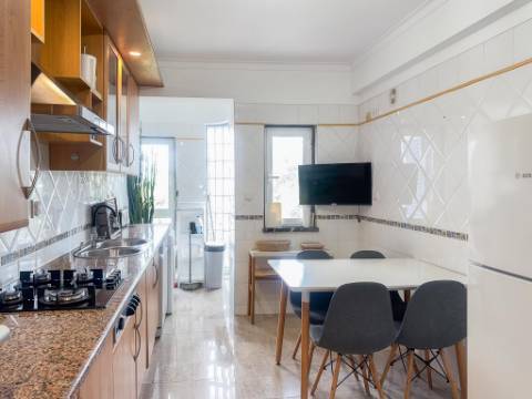 Arrenda-se | Apartamento T2 Mobilado com Varanda | Urbanização Portais da Arrábida - Quinta do Anjo (Palmela)