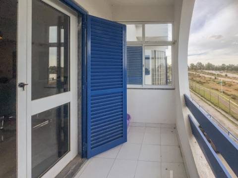 Arrenda-se | Apartamento T2 Mobilado com Varanda | Urbanização Portais da Arrábida - Quinta do Anjo (Palmela)