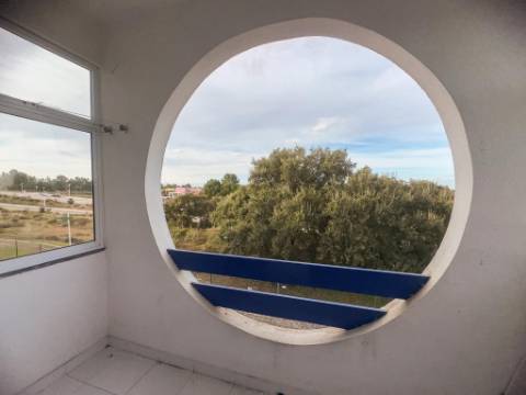 Arrenda-se | Apartamento T2 Mobilado com Varanda | Urbanização Portais da Arrábida - Quinta do Anjo (Palmela)
