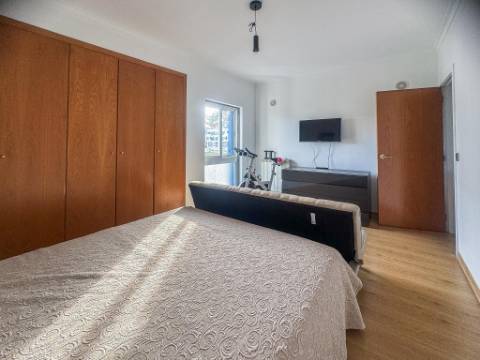 Arrenda-se | Apartamento T2 Mobilado com Varanda | Urbanização Portais da Arrábida - Quinta do Anjo (Palmela)