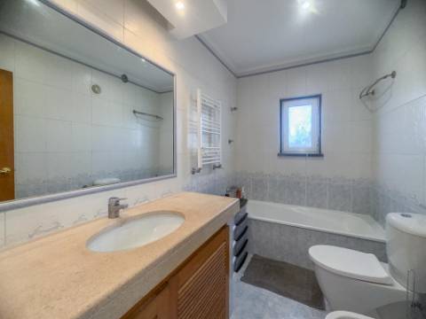Arrenda-se | Apartamento T2 Mobilado com Varanda | Urbanização Portais da Arrábida - Quinta do Anjo (Palmela)