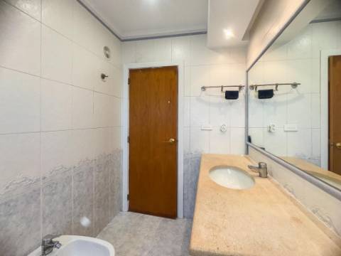 Arrenda-se | Apartamento T2 Mobilado com Varanda | Urbanização Portais da Arrábida - Quinta do Anjo (Palmela)