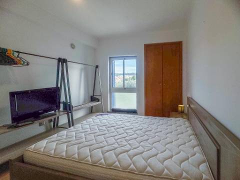 Arrenda-se | Apartamento T2 Mobilado com Varanda | Urbanização Portais da Arrábida - Quinta do Anjo (Palmela)