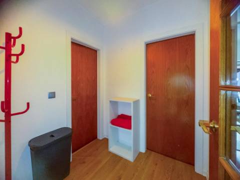 Arrenda-se | Apartamento T2 Mobilado com Varanda | Urbanização Portais da Arrábida - Quinta do Anjo (Palmela)