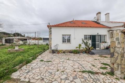 Moradia Térrea T2+1, em Vale Figueira, Almada, inserida num lote de terreno 683 m²