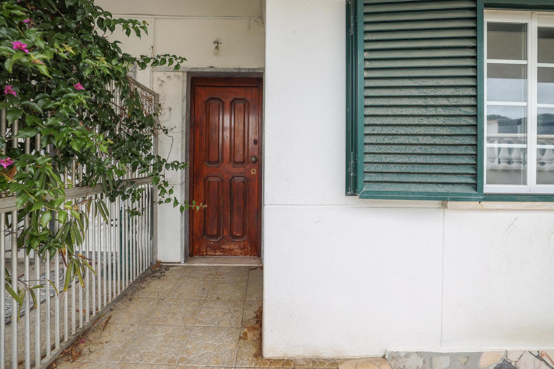 Moradia Térrea T2+1, em Vale Figueira, Almada, inserida num lote de terreno 683 m²