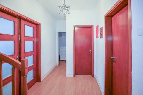 Moradia Térrea T2+1, em Vale Figueira, Almada, inserida num lote de terreno 683 m²