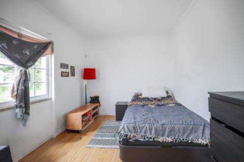 Moradia Térrea T2+1, em Vale Figueira, Almada, inserida num lote de terreno 683 m²