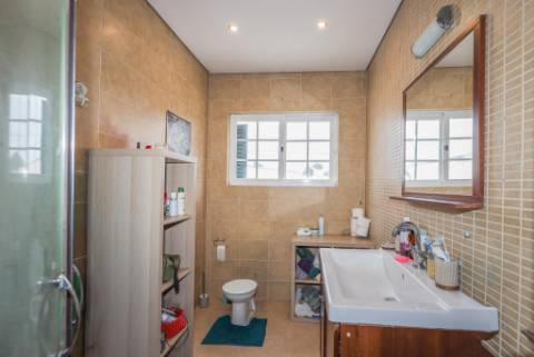 Moradia Térrea T2+1, em Vale Figueira, Almada, inserida num lote de terreno 683 m²