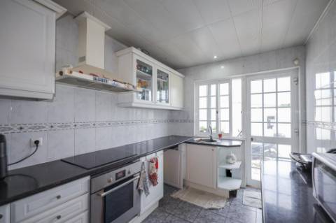 Moradia Térrea T2+1, em Vale Figueira, Almada, inserida num lote de terreno 683 m²