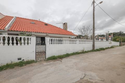 Moradia Térrea T2+1, em Vale Figueira, Almada, inserida num lote de terreno 683 m²