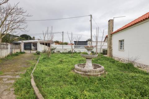 Moradia Térrea T2+1, em Vale Figueira, Almada, inserida num lote de terreno 683 m²