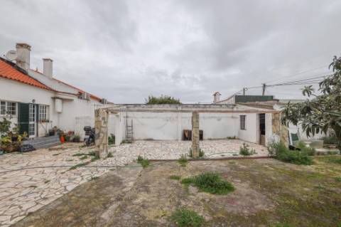 Moradia Térrea T2+1, em Vale Figueira, Almada, inserida num lote de terreno 683 m²