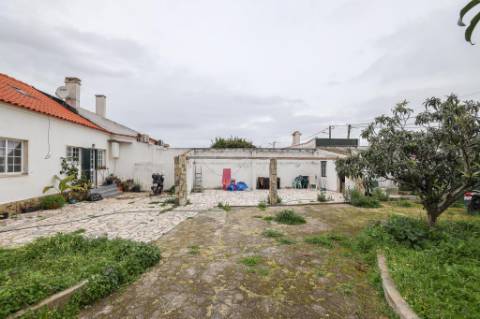 Moradia Térrea T2+1, em Vale Figueira, Almada, inserida num lote de terreno 683 m²