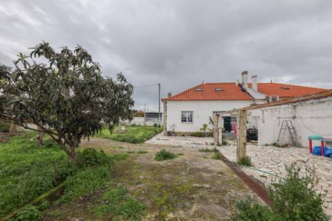 Moradia Térrea T2+1, em Vale Figueira, Almada, inserida num lote de terreno 683 m²