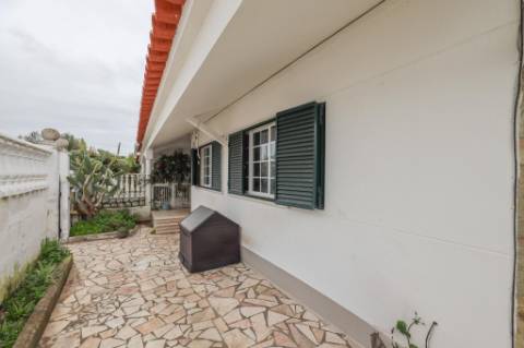 Moradia Térrea T2+1, em Vale Figueira, Almada, inserida num lote de terreno 683 m²