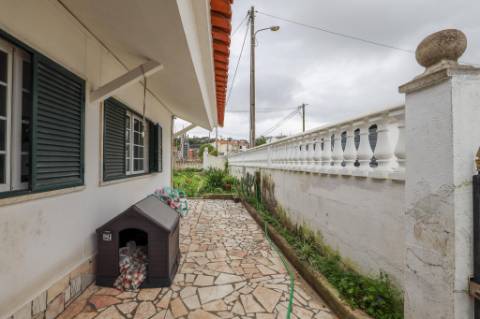Moradia Térrea T2+1, em Vale Figueira, Almada, inserida num lote de terreno 683 m²