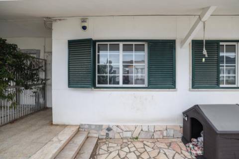 Moradia Térrea T2+1, em Vale Figueira, Almada, inserida num lote de terreno 683 m²