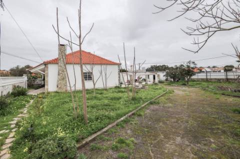 Moradia Térrea T2+1, em Vale Figueira, Almada, inserida num lote de terreno 683 m²