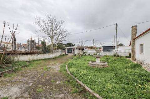 Moradia Térrea T2+1, em Vale Figueira, Almada, inserida num lote de terreno 683 m²
