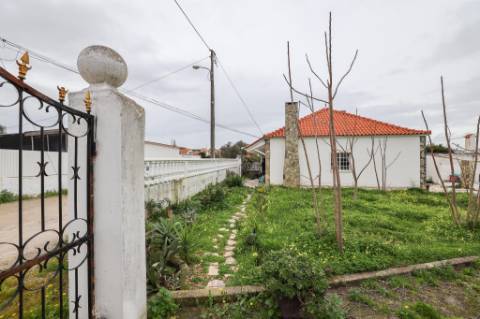 Moradia Térrea T2+1, em Vale Figueira, Almada, inserida num lote de terreno 683 m²