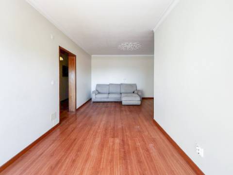 Apartamento T2 com Varanda no Pendão, Queluz | Perto da Estação de Queluz