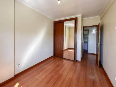 Apartamento T2 com Varanda no Pendão, Queluz | Perto da Estação de Queluz