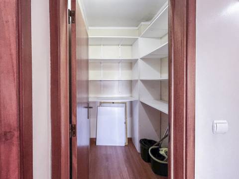 Apartamento T2 com Varanda no Pendão, Queluz | Perto da Estação de Queluz