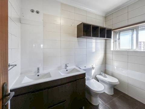 Apartamento T2 com Varanda no Pendão, Queluz | Perto da Estação de Queluz