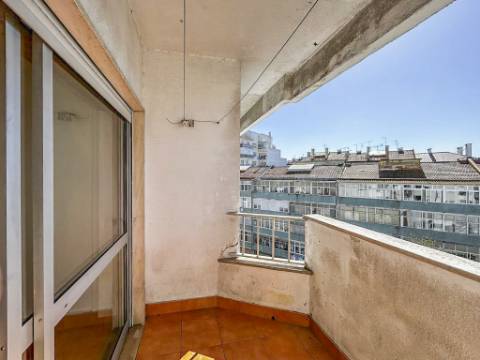 Apartamento T2 com Varanda no Pendão, Queluz | Perto da Estação de Queluz