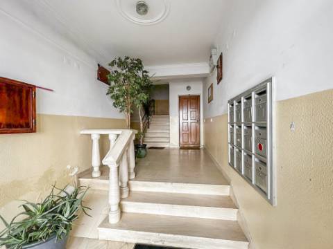 Apartamento T2 com Varanda no Pendão, Queluz | Perto da Estação de Queluz