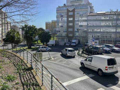 Apartamento T2 com Varanda no Pendão, Queluz | Perto da Estação de Queluz