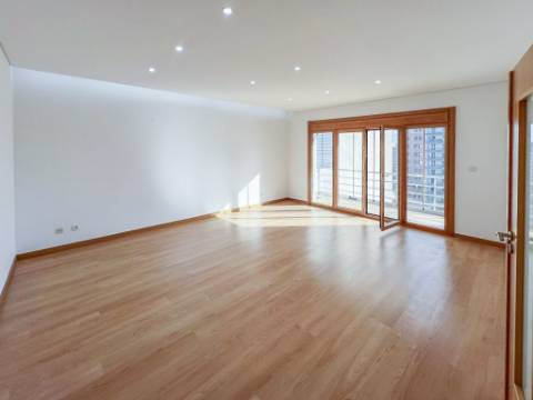 Apartamento T3 com Varanda nas Colinas do Cruzeiro, Odivelas