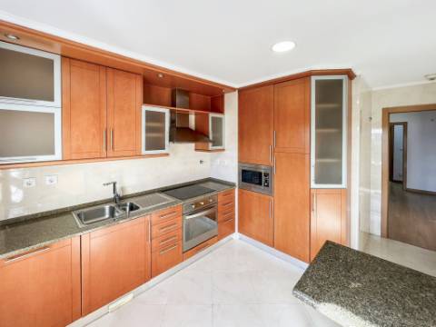 Apartamento T3 com Varanda nas Colinas do Cruzeiro, Odivelas