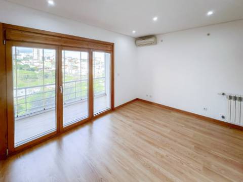 Apartamento T3 com Varanda nas Colinas do Cruzeiro, Odivelas