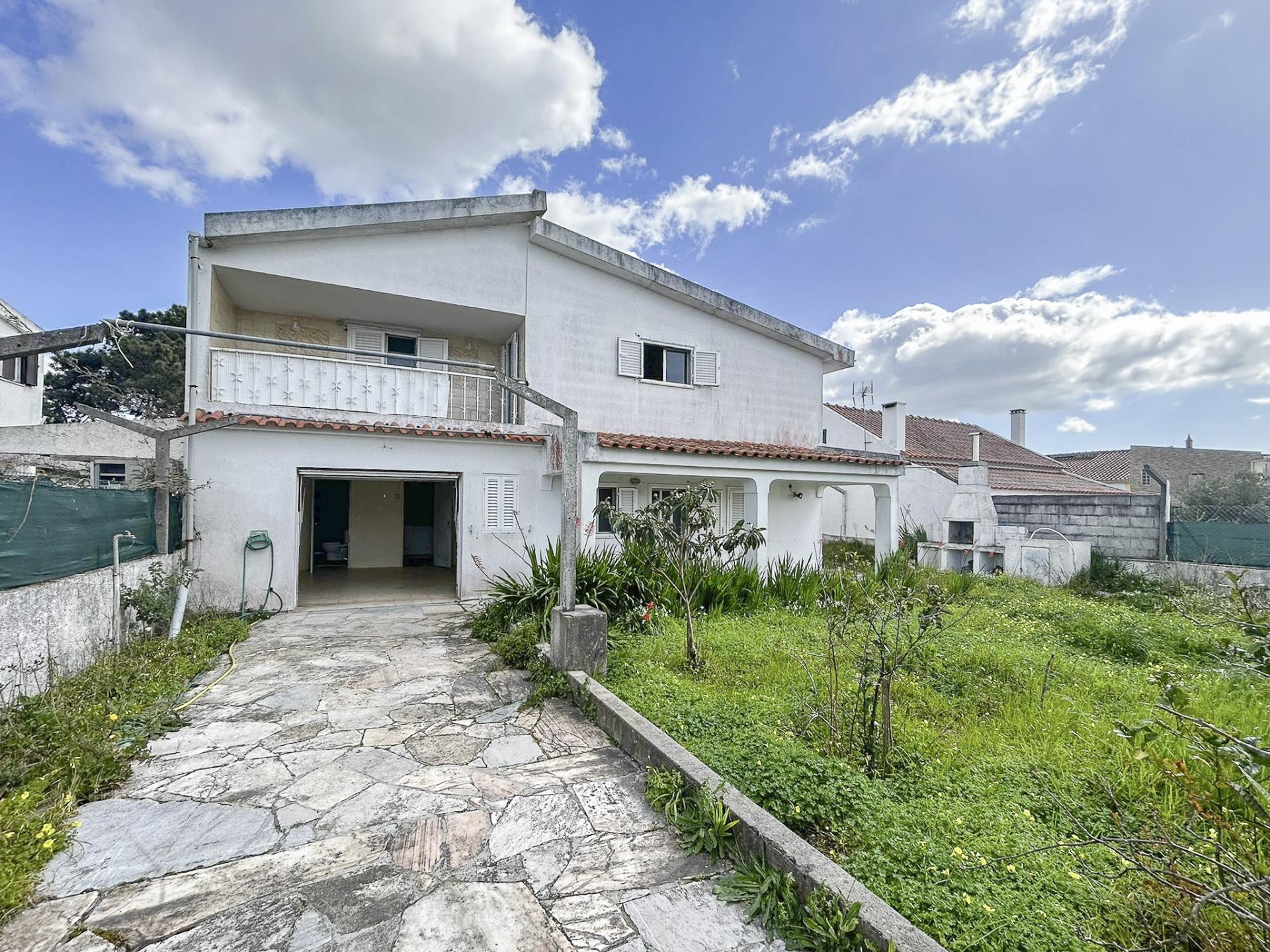 Moradia T3+1 à venda na Lagoa de Albufeira, Sesimbra, com licença de habitação e lote de 302 m²