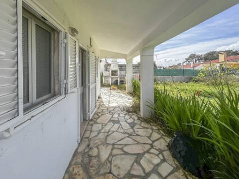 Moradia T3+1 à venda na Lagoa de Albufeira, Sesimbra, com licença de habitação e lote de 302 m²