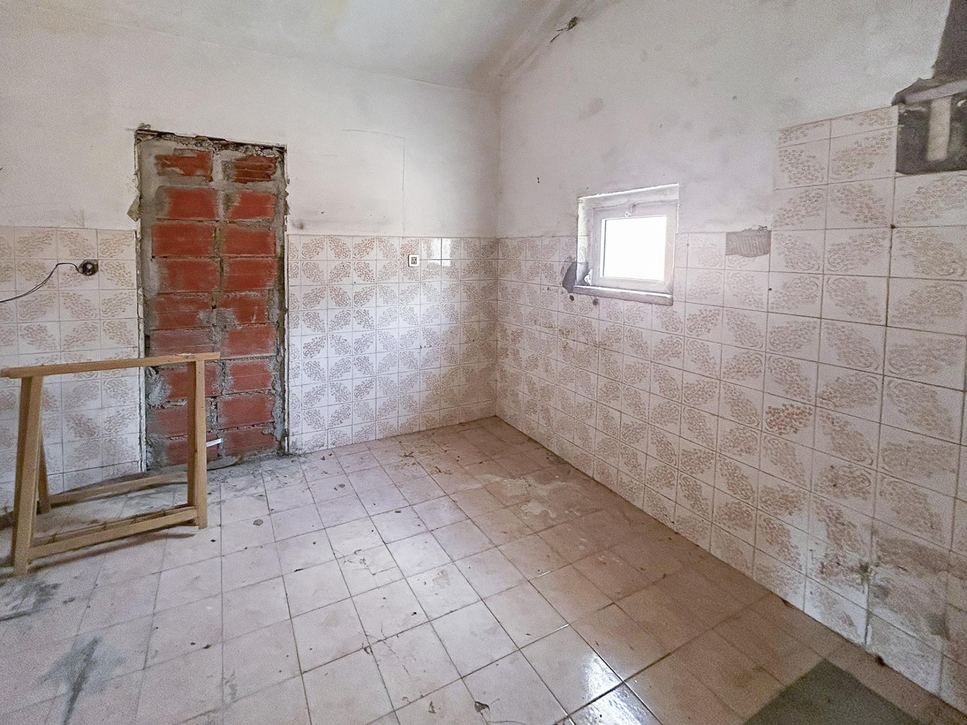 Moradia T3+1 à venda na Lagoa de Albufeira, Sesimbra, com licença de habitação e lote de 302 m²