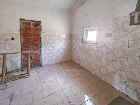 Moradia T3+1 à venda na Lagoa de Albufeira, Sesimbra, com licença de habitação e lote de 302 m²