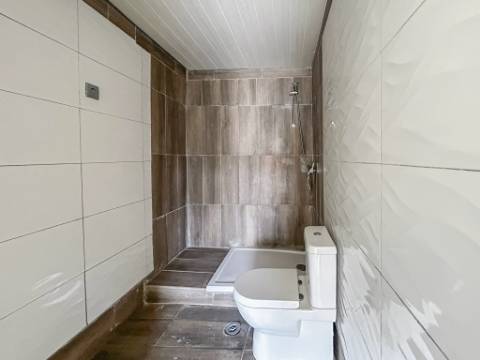 Moradia T3+1 à venda na Lagoa de Albufeira, Sesimbra, com licença de habitação e lote de 302 m²