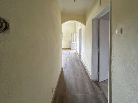 Moradia T3+1 à venda na Lagoa de Albufeira, Sesimbra, com licença de habitação e lote de 302 m²