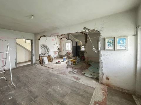 Moradia T3+1 à venda na Lagoa de Albufeira, Sesimbra, com licença de habitação e lote de 302 m²