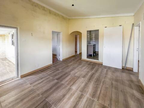 Moradia T3+1 à venda na Lagoa de Albufeira, Sesimbra, com licença de habitação e lote de 302 m²