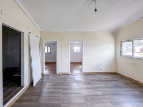 Moradia T3+1 à venda na Lagoa de Albufeira, Sesimbra, com licença de habitação e lote de 302 m²