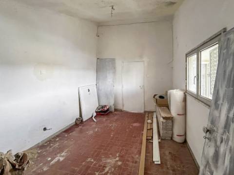 Moradia T3+1 à venda na Lagoa de Albufeira, Sesimbra, com licença de habitação e lote de 302 m²