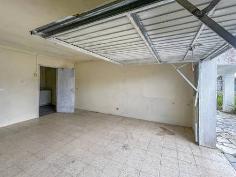 Moradia T3+1 à venda na Lagoa de Albufeira, Sesimbra, com licença de habitação e lote de 302 m²