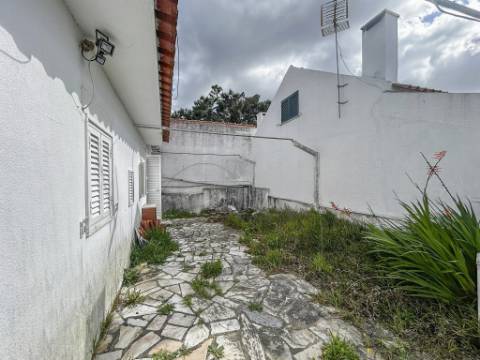 Moradia T3+1 à venda na Lagoa de Albufeira, Sesimbra, com licença de habitação e lote de 302 m²