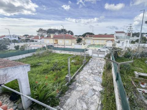 Moradia T3+1 à venda na Lagoa de Albufeira, Sesimbra, com licença de habitação e lote de 302 m²