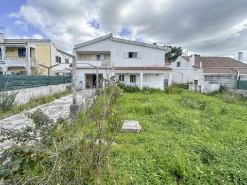 Moradia T3+1 à venda na Lagoa de Albufeira, Sesimbra, com licença de habitação e lote de 302 m²