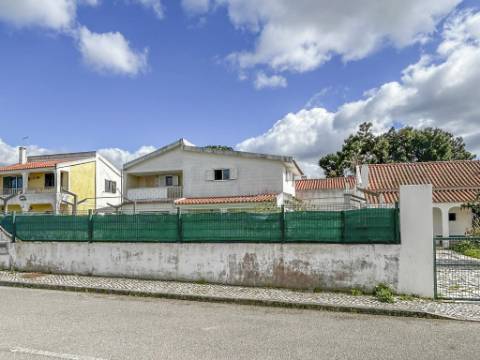 Moradia T3+1 à venda na Lagoa de Albufeira, Sesimbra, com licença de habitação e lote de 302 m²